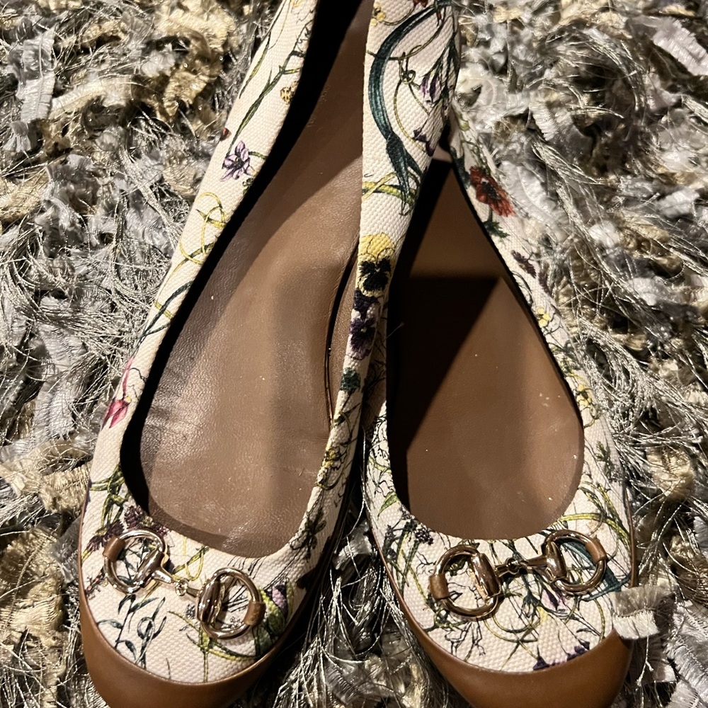 Vintage Gucci flats. Floral prints leather toe. Size 41.